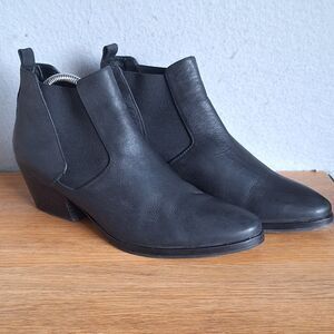 Aquatalia Fabia Leather Chelsea Boots Women’s 8 Black Ankle Booties Classic